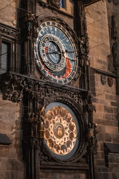 夜の旧市街広場から見たプラハ天文時計 — ストック写真