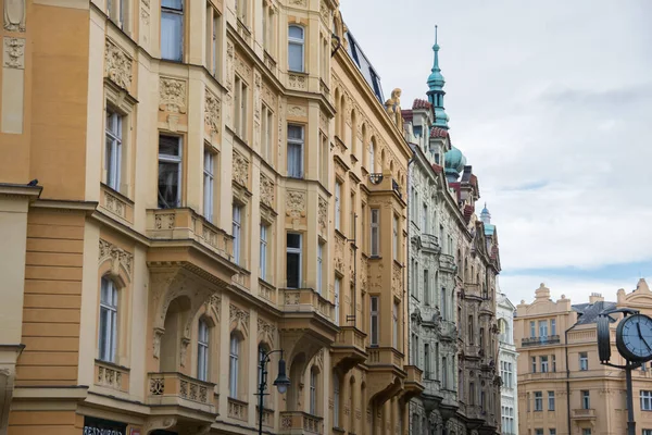 Prag 'da arka planda kule olan karakteristik cepheler