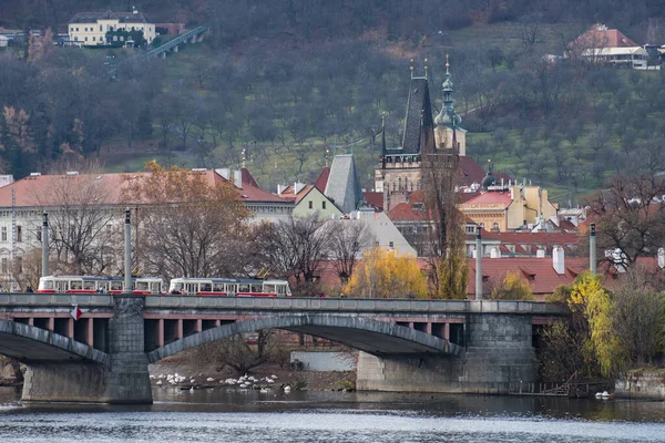 Prag 'daki Vltava Nehri' nin karşısındaki köprüde tarihi binalar var.
