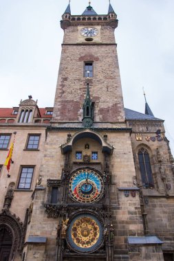 Prag 'daki Old Town Meydanı' ndan bulutlu bir sonbahar gününde saat kulesi görüldü.