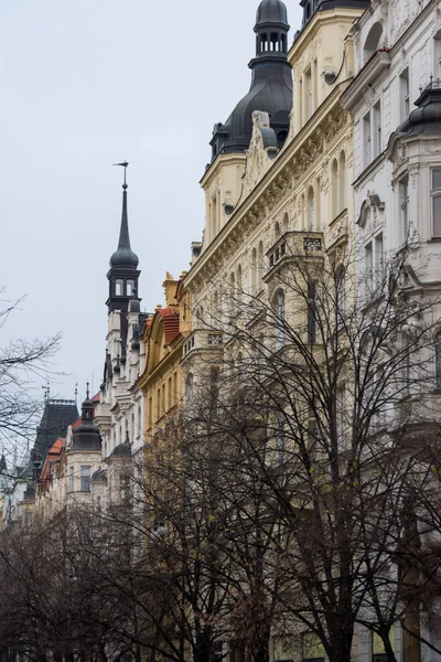 Prag 'da arka planda kule olan karakteristik cepheler