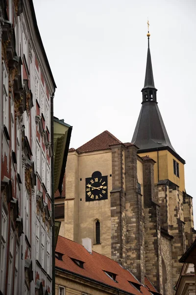 Arka Planda Çan Kulesi Olan Prag Karakteristik Cepheleri — Stok fotoğraf