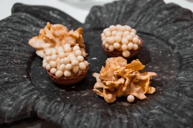 Lokantada tatlı olarak lezzetli siyah beyaz çikolatalı şekerler.