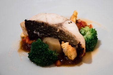 Restoranda garnitür olarak sunulan sebzeli ızgara balık.