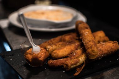 Portakal soslu kızarmış parmaklar restoranda servis edilmeye hazır.