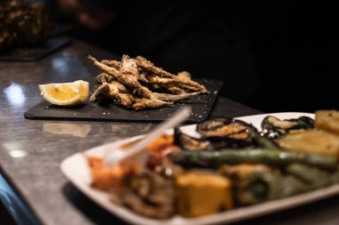 Akdeniz usulü kızarmış ançüezli ve limonlu.