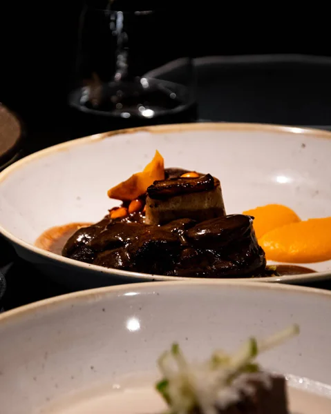 Piece Meat Served Restaurant Its Sauce Garnish — Stock Photo, Image