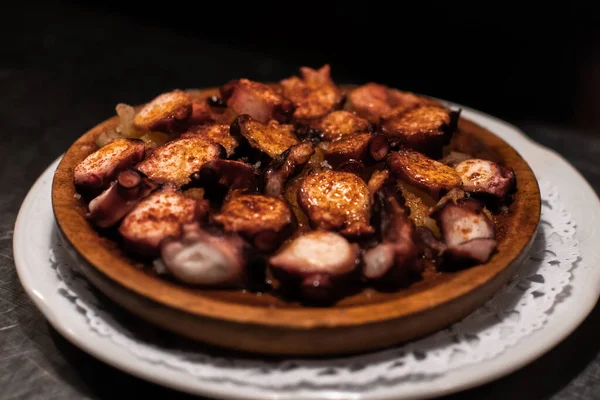 Tipik İspanyol ahtapot yemeği, pulpo a la gallega, bir restoranda servis edilir.