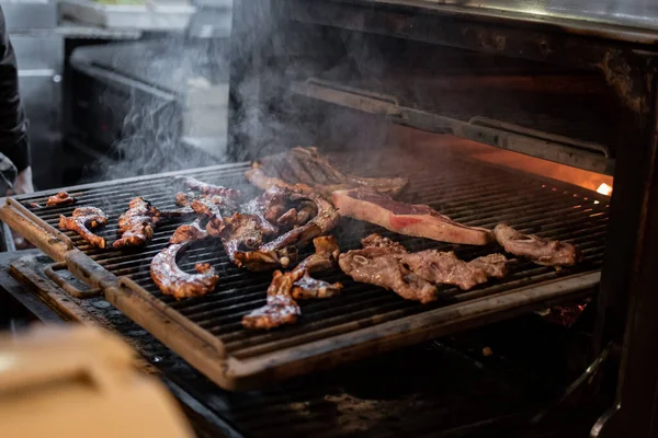 Wędzone Kawałki Mięsa Grillu Restauracyjnym Gotowe Podania — Zdjęcie stockowe