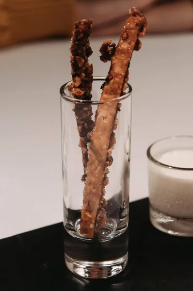 Lüks bir restoranda son tatlı olarak tatlı çubuklar.