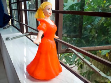 Pencereye bakan güzel bir bebek