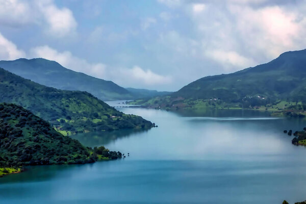 Город Лаваса и его окрестности, окруженные красивым озером