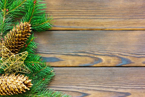 圣诞框架与杉树的枝条，圆锥，在黑暗的木制桌子上。带有文本空间的顶部视图 — 图库照片