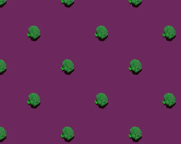 紫色背景下分离的新鲜花椰菜图案 — 图库照片