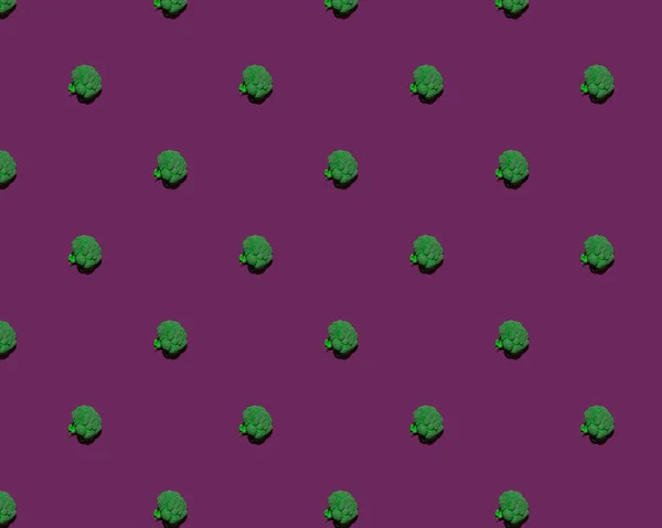 紫色背景下分离的新鲜花椰菜图案 — 图库照片