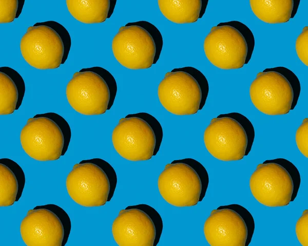 Zitrone auf blauem Hintergrund Muster — Stockfoto
