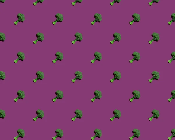 紫色背景图案上的绿花椰菜 — 图库照片