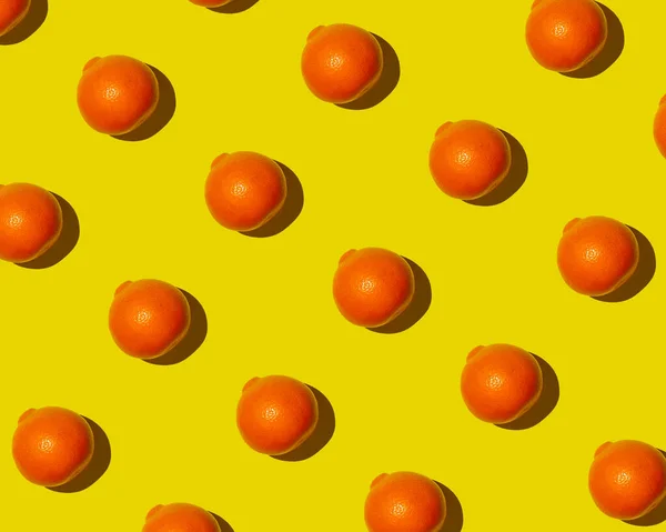 Orange auf gelbem Hintergrund — Stockfoto