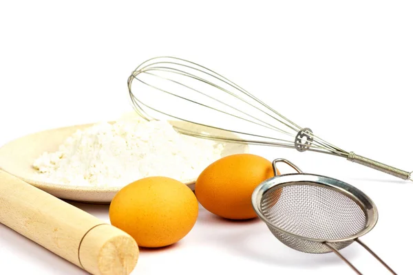 Rolling pin for dough, egg, flour, whisk, strainer on a white background. Dough preparation. Baking set — Stock Photo, Image