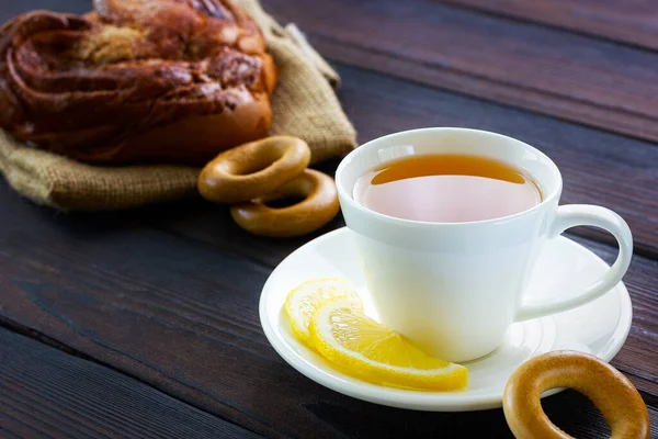Weiße Tasse Tee Mit Zitrone Brötchen Bagel Und Keksen Mittagspause — Stockfoto