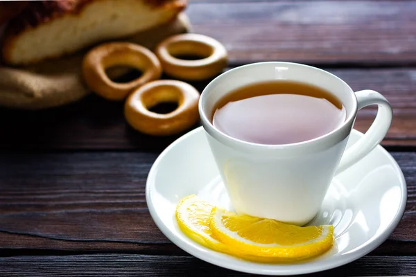 Weiße Tasse Tee Mit Zitrone Brötchen Bagel Und Keksen Mittagspause — Stockfoto