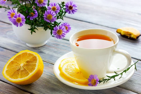 Weiße Tasse Tee Mit Zitrone Brötchen Bagel Und Keksen Mittagspause — Stockfoto