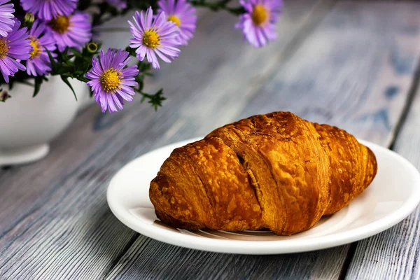 Croissant Francês Uma Mesa Madeira Branca Foto Alta Qualidade — Fotografia de Stock