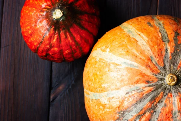 Duas Abóboras Cor Laranja Numa Mesa Madeira Escura Noite Halloween — Fotografia de Stock