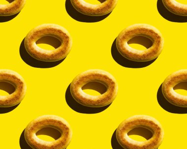 Sarı arkaplanda simit deseni