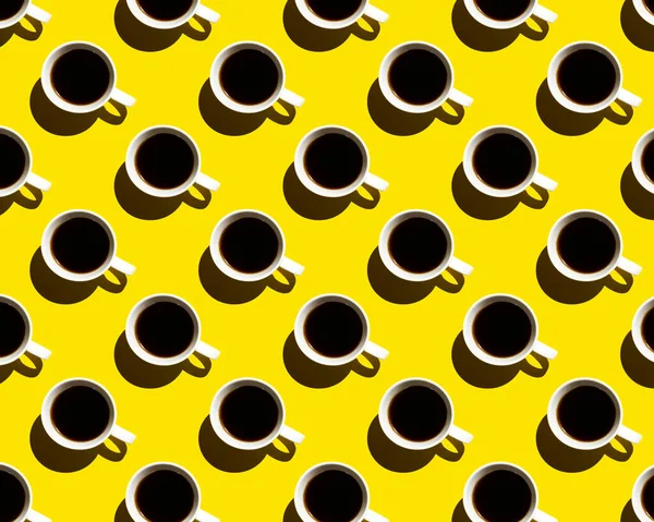 Vzor šálků kávy se stínem na žlutém pozadí — Stock fotografie