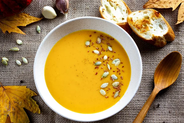 Herbstgericht. Sahnesuppe, Kürbisbrei mit Kernen und gerösteten Brotscheiben — Stockfoto