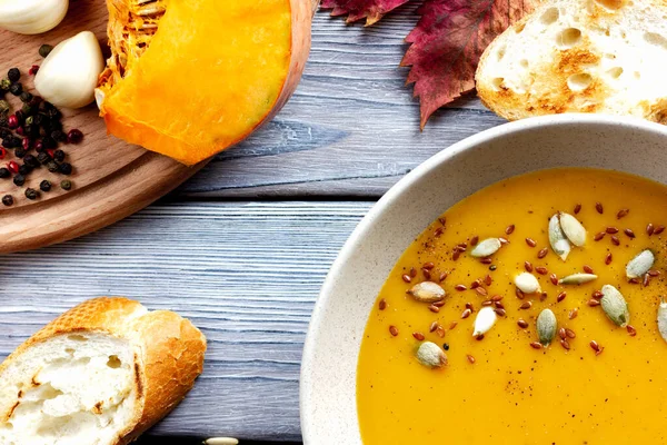 Vegan creamy pumpkin soup with pumpkin seeds. — Stock Image Vegan creamy pumpkin soup with pumpkin seeds. Royalty Free Stock Images