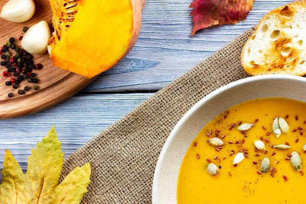 Halloween breakfast. Creamy pumpkin soup with pumpkin seeds. Healthy food — Stock Image Halloween breakfast. Creamy pumpkin soup with pumpkin seeds. Healthy food Stock Picture