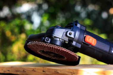 Elle yapılan testere ahşap bir masada yatıyor..