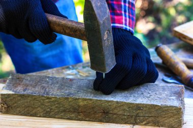 Ev işleri işte. Dedem eski bir atölyede çivi çakıyor.