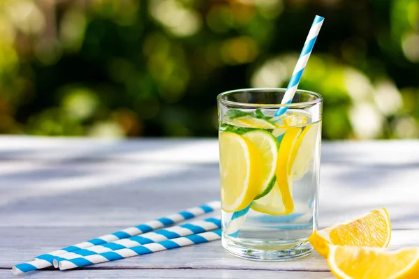 Стакан лимонада с лаймом и ломтиками лимона. Солнечный летний день — стоковое фото