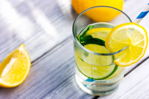 Лимонная лаймовая вода с соломой — стоковое фото