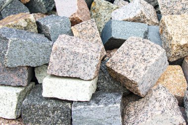 Granit parçaları çeşitli şekil ve renkler. 