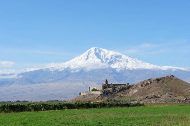 Vadiyi koruyan zapt edilemez bir dağ kalesi..
