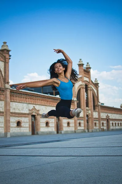 Caddeye atlayan balerin.