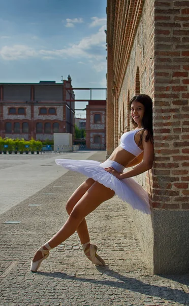 Ballerine Pose Sur Mur Sur Pointe Avec Tutu — Photo