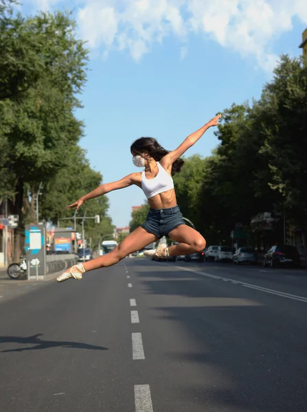 Ballerine Sautant Sur Route — Photo