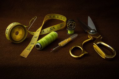 Kahverengi bir arka planda tutulan terzilik malzemeleri