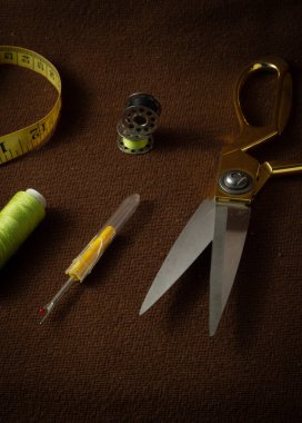 Kahverengi bir arka planda tutulan terzilik malzemeleri