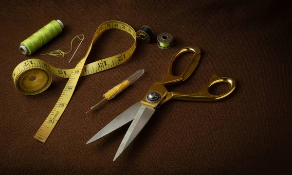 Kahverengi bir arka planda tutulan terzilik malzemeleri