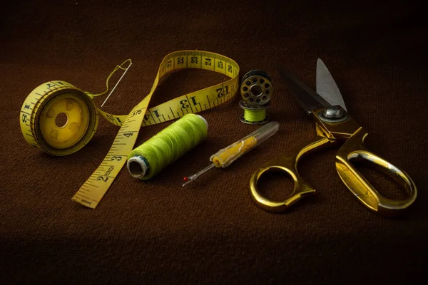 Kahverengi bir arka planda tutulan terzilik malzemeleri