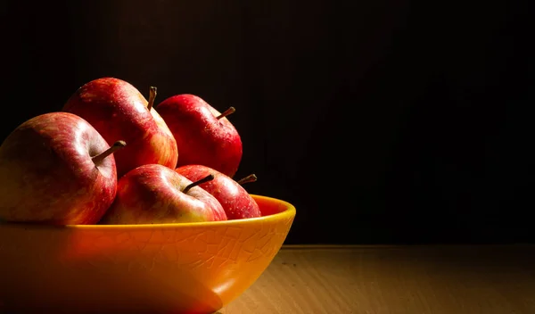 Äpfel Auf Einem Holztisch Vor Schwarzem Hintergrund Gestapelt — Stockfoto