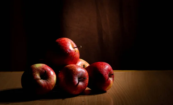 Äpfel Auf Einem Holztisch Vor Schwarzem Hintergrund Gestapelt — Stockfoto