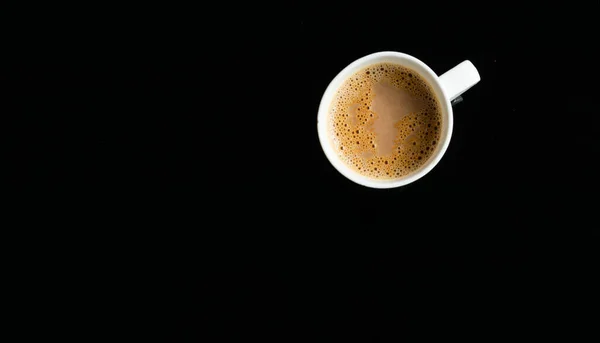 Uma Xícara Chá Com Muito Espaço Trabalho Lado Fundo Preto — Fotografia de Stock