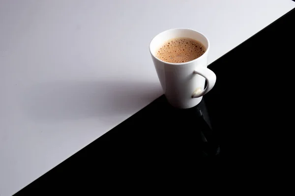 Uma Xícara Chá Com Muito Espaço Trabalho Torno Fundo Preto — Fotografia de Stock